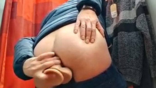 Clarabitch wird im öffentlichen Supermarkt von Wallmart mit einem riesigen Spielzeug tief in den Arsch und in die Kehle gespritzt