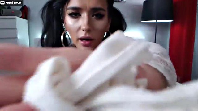 Latina sexy s'amuse dans des collants de bondage: porno amateur, bébé et brune