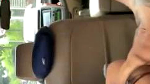 Vakker Tgirl Laura Saenz blir sugd i bilen sin