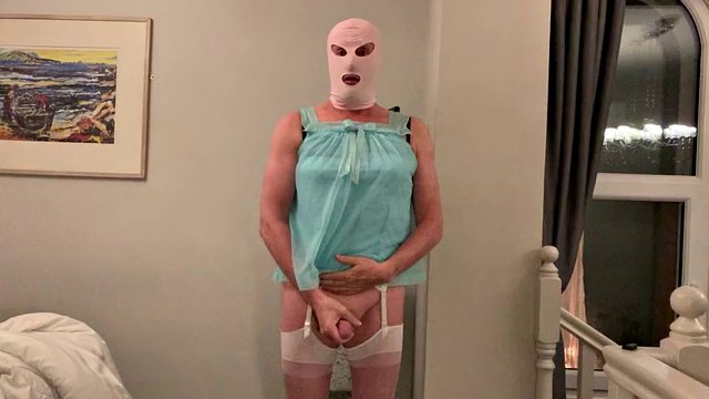 Sissy stříká do roztomilých kalhotek