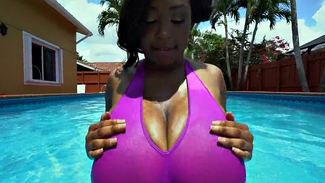 rachel raxxx předvádí svých 30 dvojitých j prsa v bazénu
