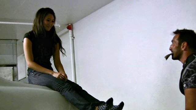 Ragazza asiatica si fa adorare i piedi