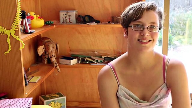 Die schüchterne Immie zieht sich aus und reibt ihren haarigen Busch