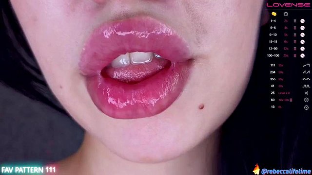 Goon für ihren heißen Mund durchbohrte Zunge + Spucke