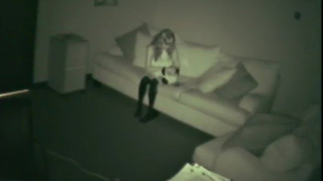 Adolescente solista sexy in bianco e nero sorpresa a masturbarsi
