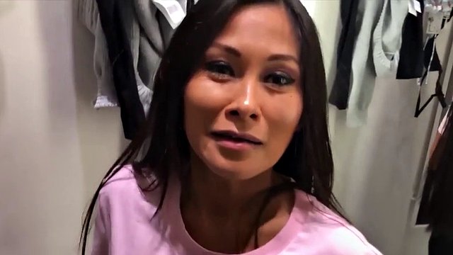Changingroom Blowjob Fun