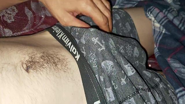 Provocare un grosso cazzo in pantaloncini